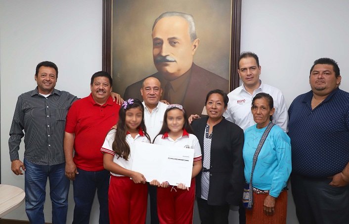 Entrega IEEPO apoyos a estudiantes de Mixtequilla que viajarán a Paraguay