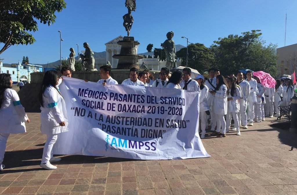 Marchan médicos pasantes, piden asignación de plazas para realizar su servicio social