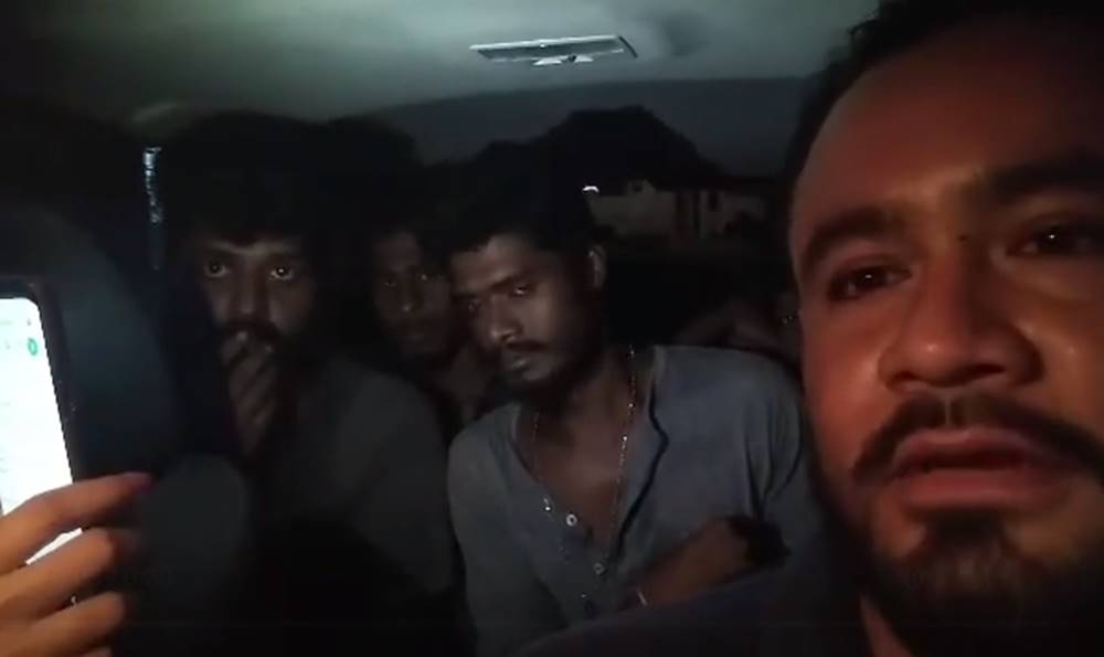 Reportero de Veracruz rescata a extranjeros que fueron abandonados por polleros