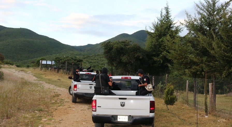 Cateo en Santa María del Tule, asegura armas, drogas y detiene a dos masculinos