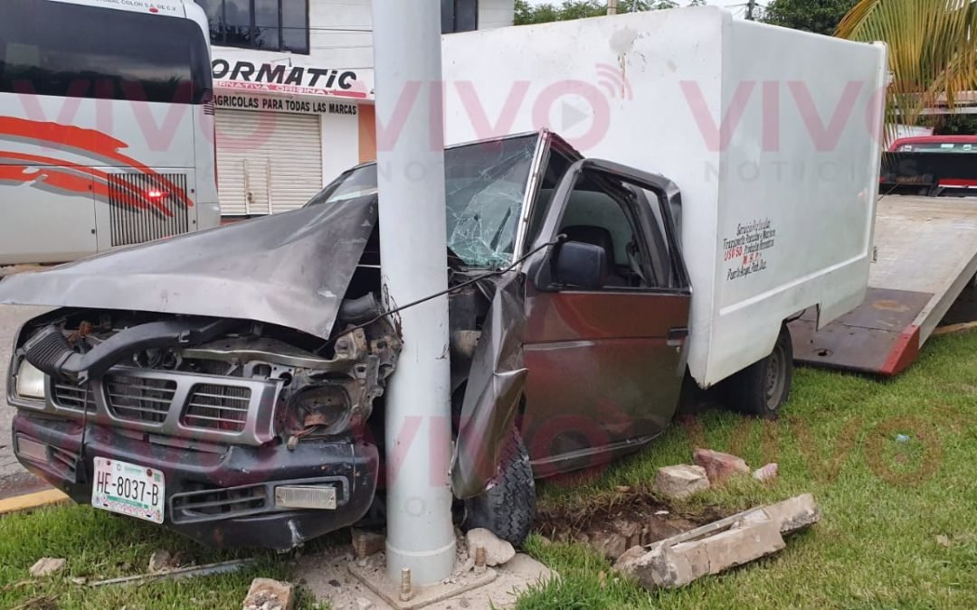 Choque en la carretera 200 deja daños materiales en Puerto Escondido