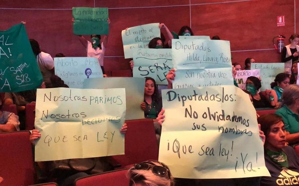 Con puño en alto, feministas vitorean conquista del derecho al aborto en Oaxaca