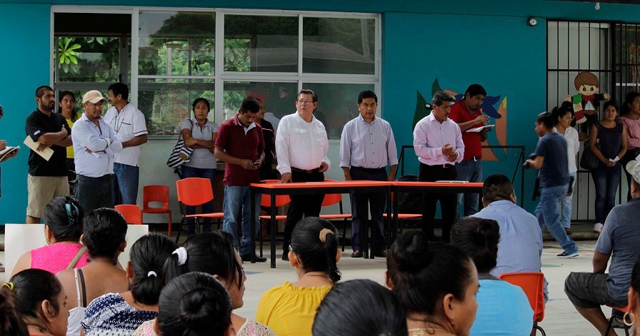 Cumple IEEPO con atención de docentes en Primaria de San Francisco La Paz
