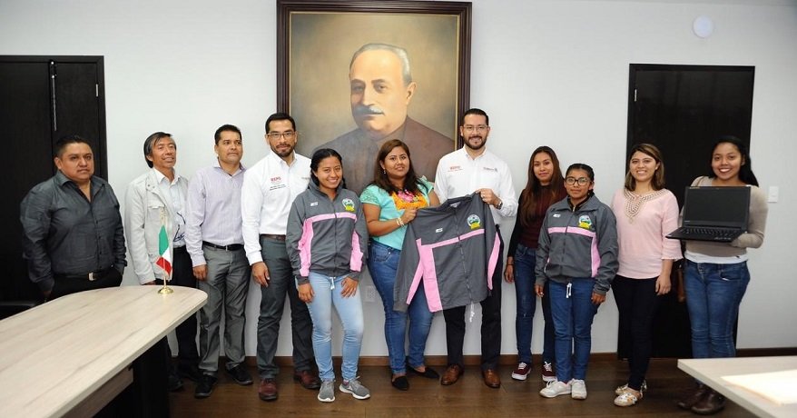 Entrega IEEPO uniformes y equipo de cómputo a la Escuela Normal Rural Vanguardia de Tamazulápam