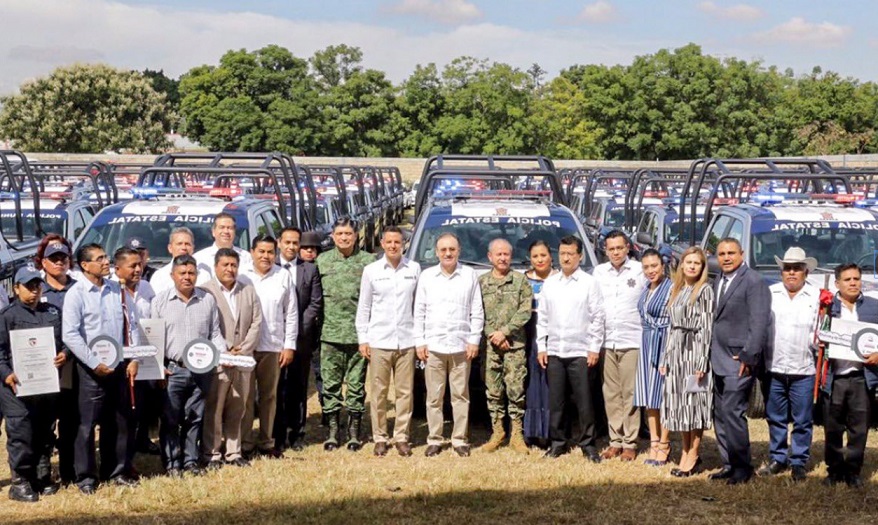 Gobiernos de Oaxaca y México entregan más de 105 mdp en vehículos y uniformes a instituciones de seguridad pública