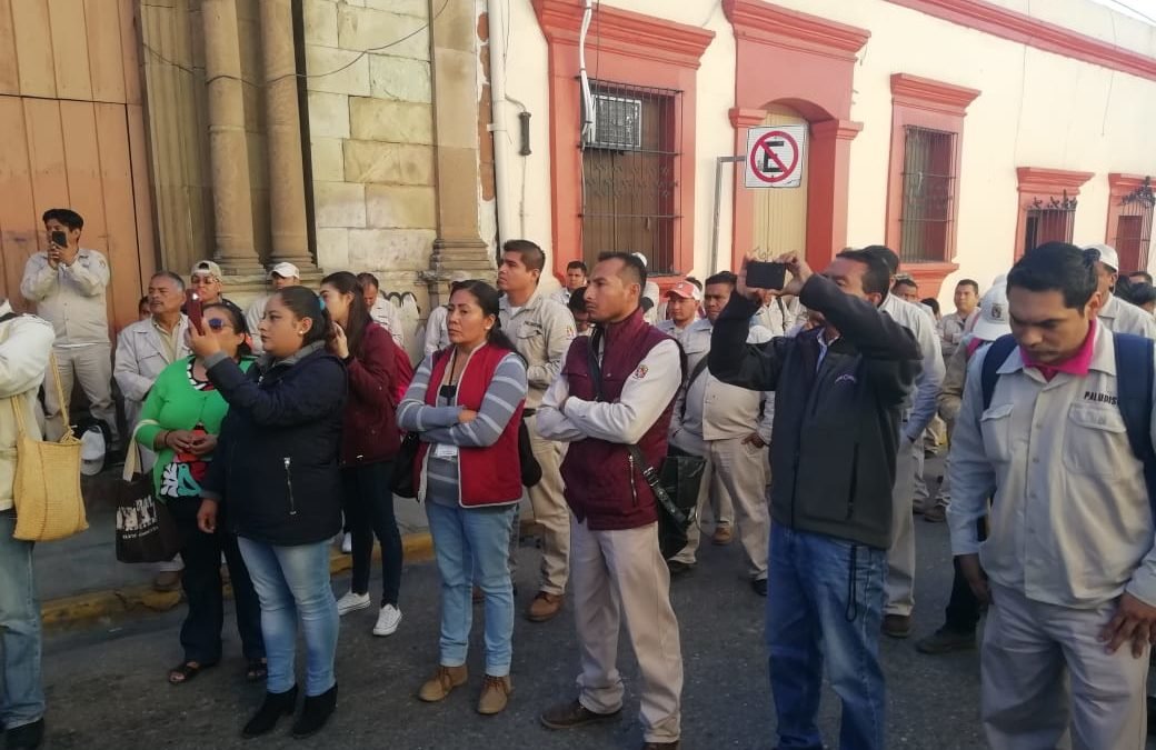 Personal del programa vectores bloquea calle para pedir insumos para combatir el dengue y zika