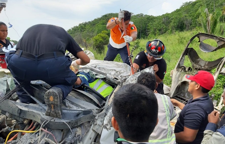 Vuelca revolvedora de cemento en la Costa