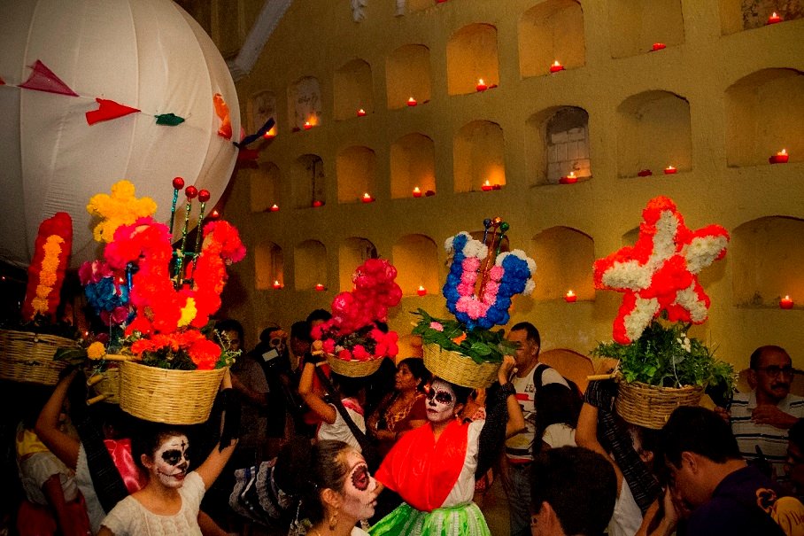 De fiesta en El majestuoso panteón general de Oaxaca