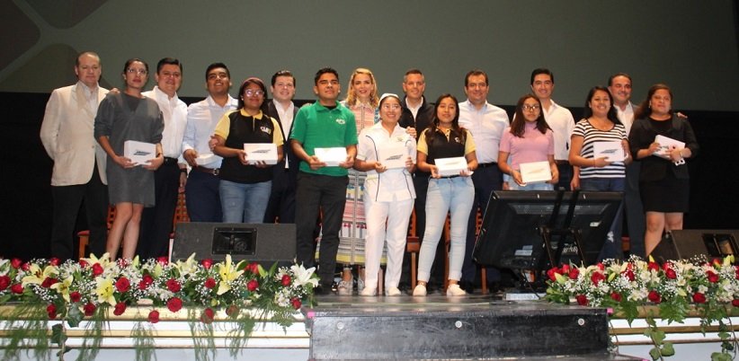 Entrega Alejandro Murat el Premio Estatal de la Juventud 2019