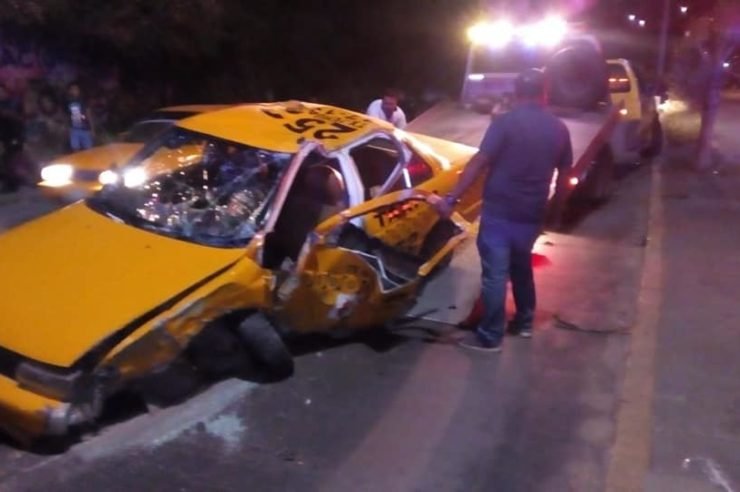Muere taxista al caer luminaria sobre su unidad en Salina Cruz