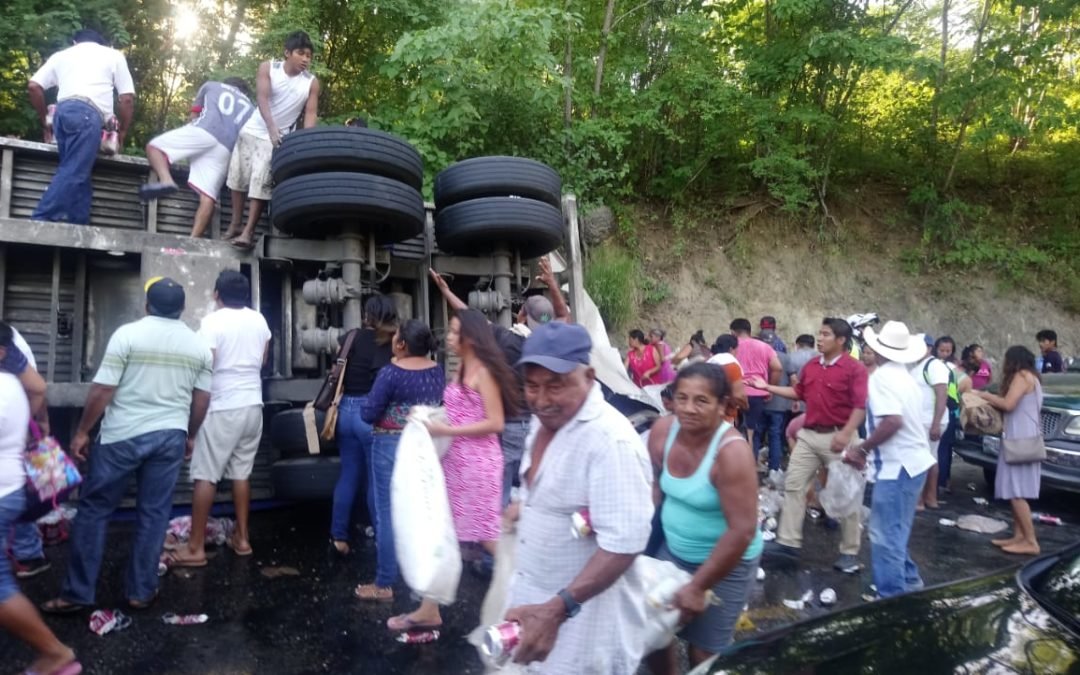 Se vuelca tráiler en el Coyul
