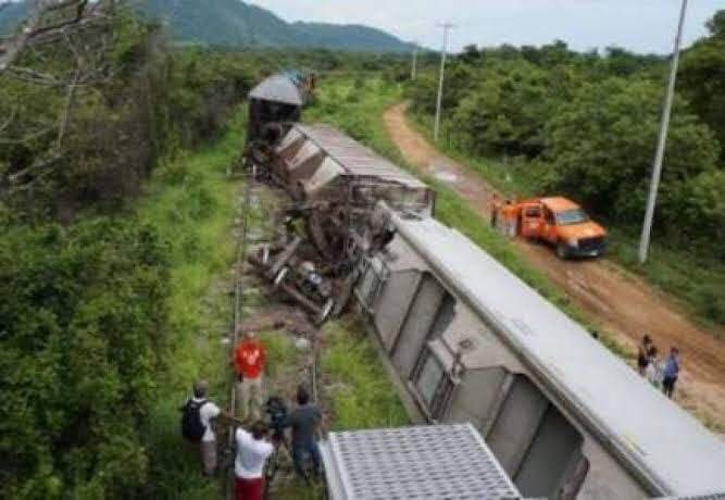 “La Bestia” se descarrila en el Istmo de Tehuantepec