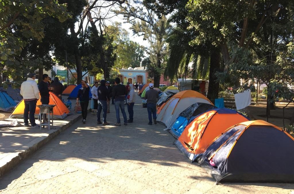 Trabajadores de Telebachilleratos Comunitarios continúan en plantón por segundo día en el Paseo Juárez El Llano.