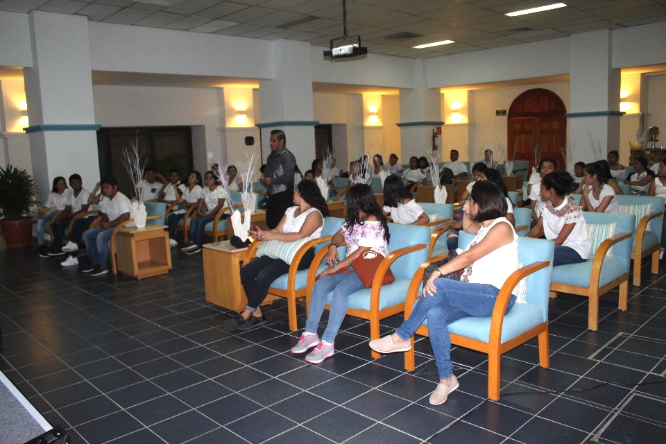 Reciben un taller de turismo inteligente estudiantes de la UMAR