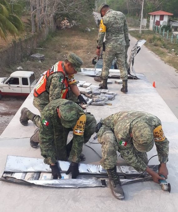 Ejército Mexicano asegura 300 paquetes de posible cocaína en el estado de Campeche