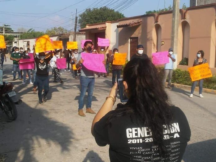 En El Espinal, marchan familiares de joven que perdió la vida en separos municipales para exigir justicia.