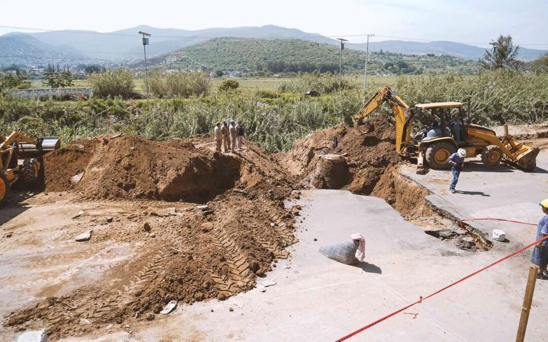 Trabaja SAPAO en reparación de línea de agua afectada por fuga