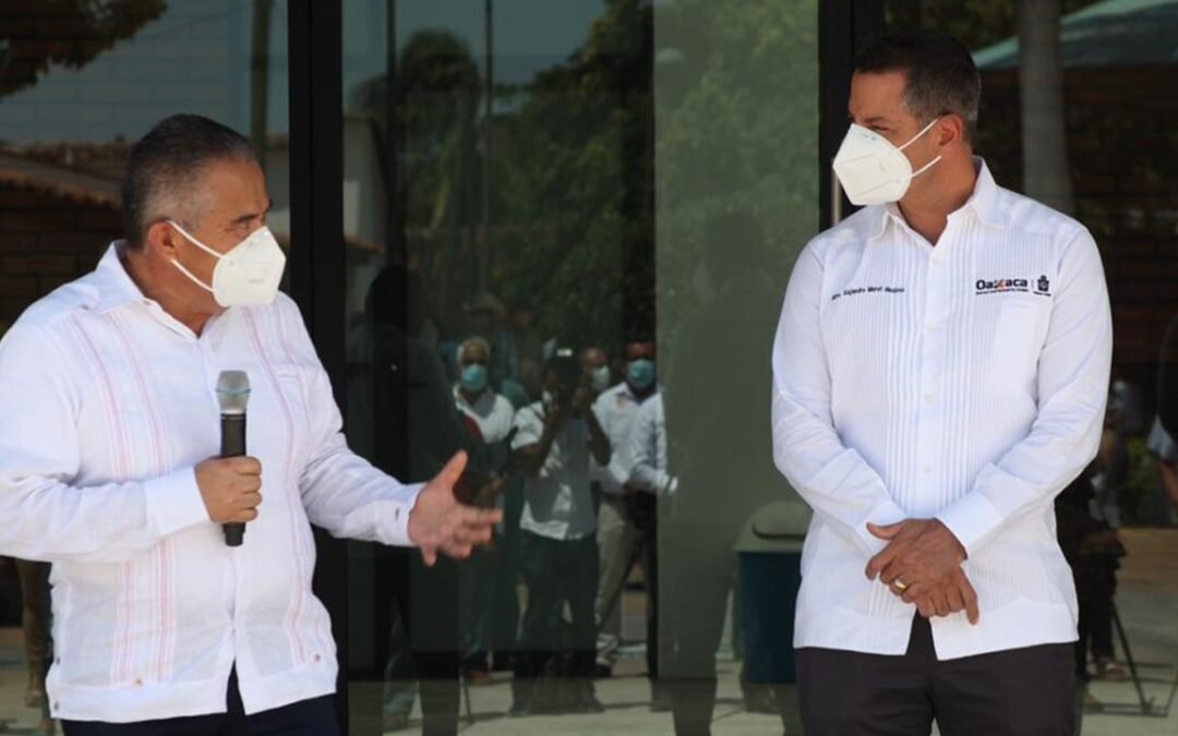 Entrega Alejandro Murat reconstrucción del Palacio Municipal al pueblo de Asunción Ixtaltepec
