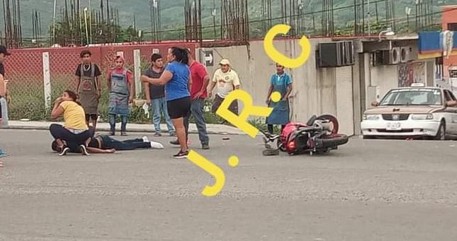 SE IMPACTA MOTOCICLISTA CON UN TAXI EN PINOTEPA NACIONAL