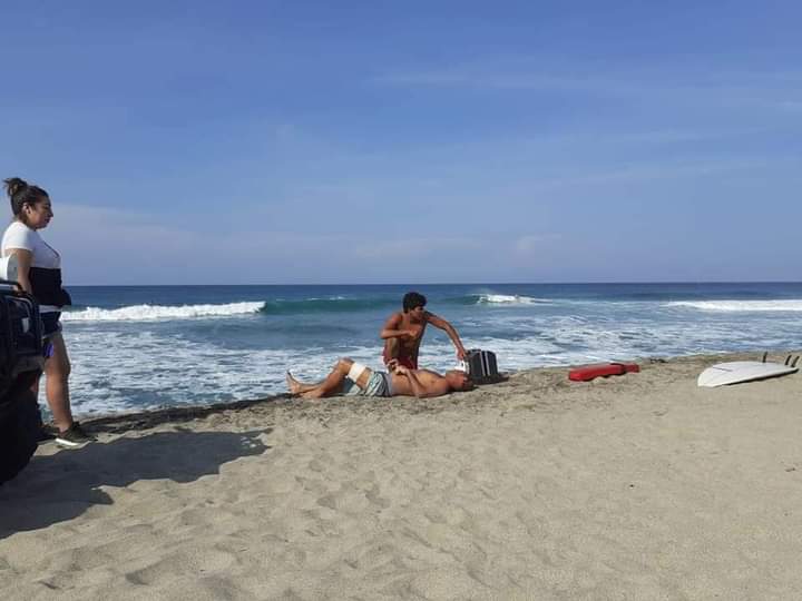Salvavidas de Puerto Escondido rescatan a turista