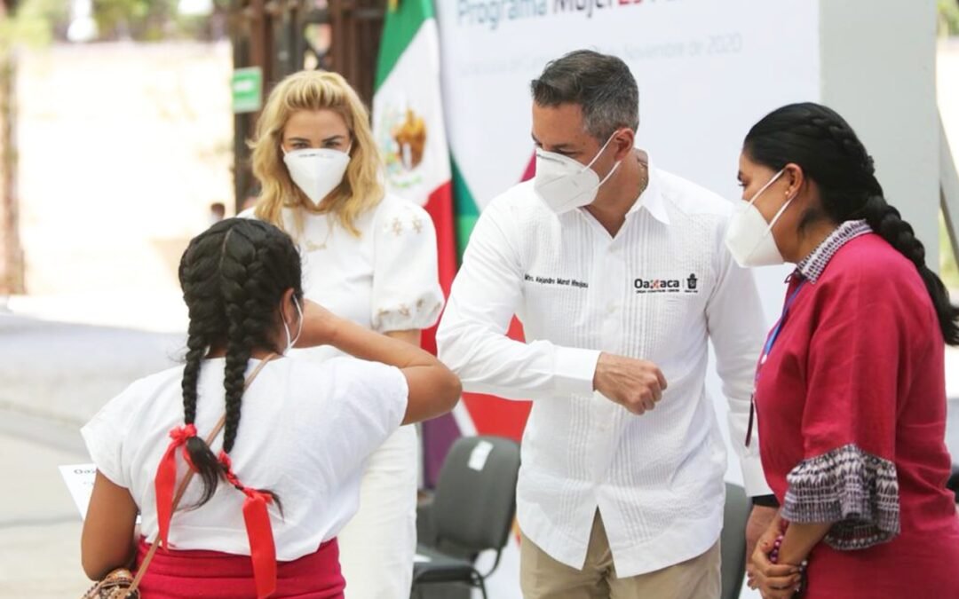Alejandro Murat e Ivette Morán de Murat entregan apoyos económicos del programa “MujerEs Familia 2020”