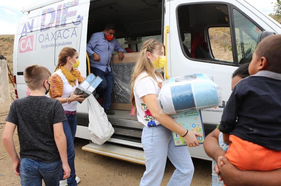 De casa en casa, DIF Estatal Oaxaca continúa brindando asistencia social sin descanso