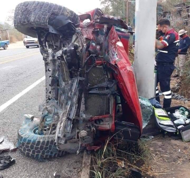 OCHO HERIDOS POR ENCONTRONAZO ENTRE CAMIONETAS EN ENTRONQUE DE PANTLA EN #Zihuatanejo
