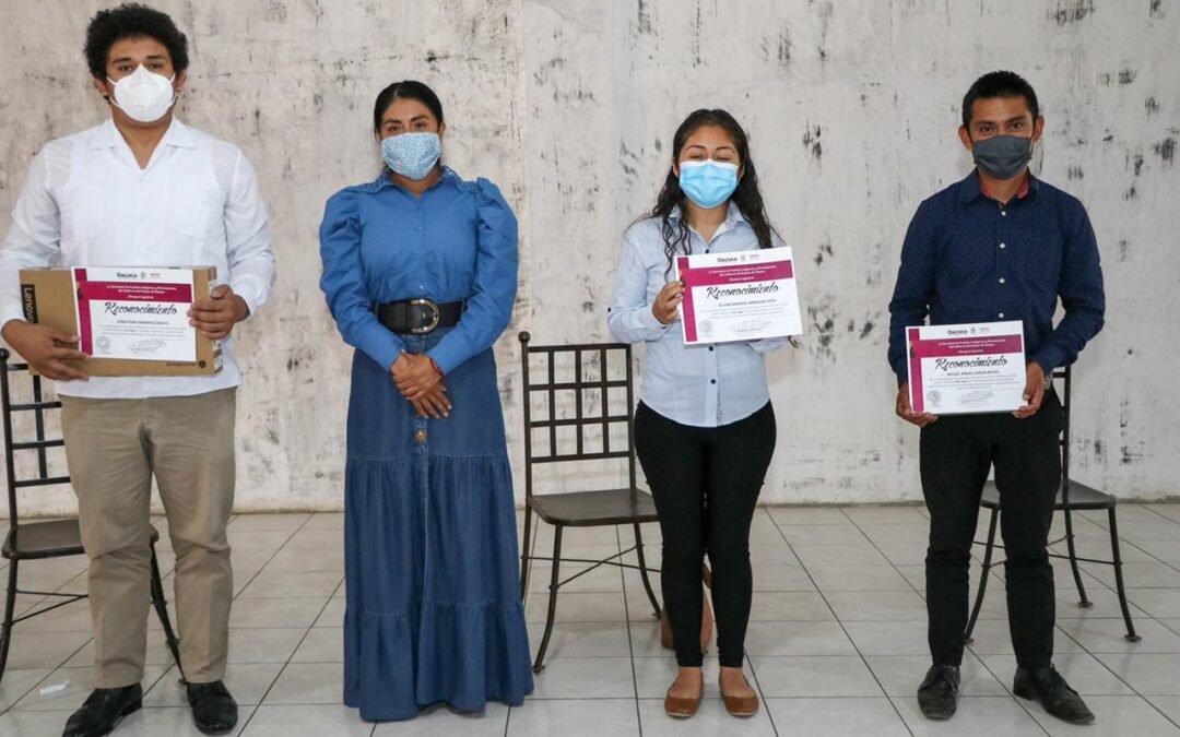 Reciben premios ganadores de la revista “Voces de mi Tierra”