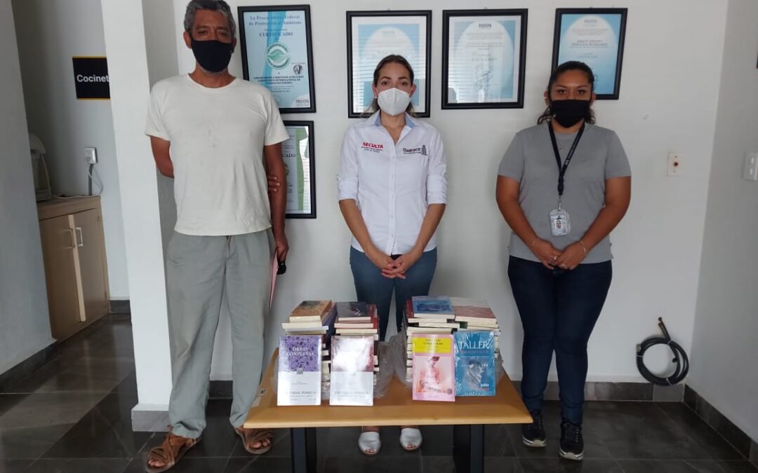 Entrega Karla Villacaña acervo bibliográfico en la región de la Costa