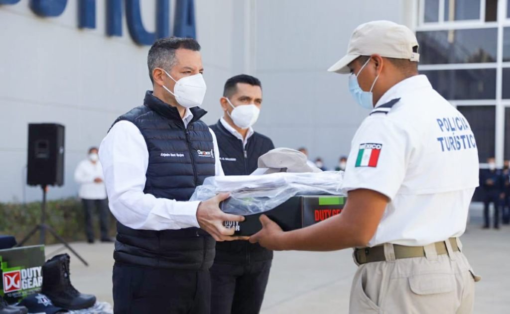 Gobierno de Oaxaca compra uniformes de policías a empresa fantasma