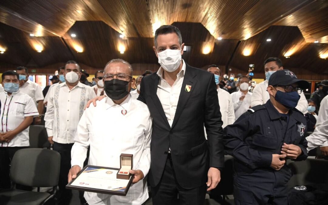 Entrega AMH condecoraciones a personal de la policía estatal