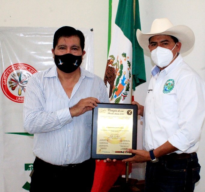 RECIBIÓ EL PRESIDENTE DEL COMISARIADO DE HUATULCO, UN GALARDÓN POR SU ACCIONES NOBLES.