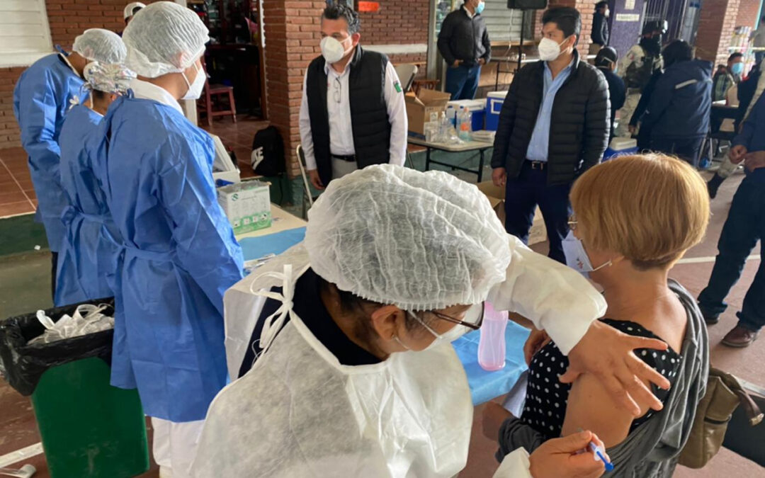 Reconoce IEEPO buena respuesta del magisterio  en la jornada de refuerzo de vacunación docente