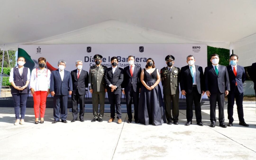 Encabeza AMH ceremonia cívica por el Día de la Bandera Nacional