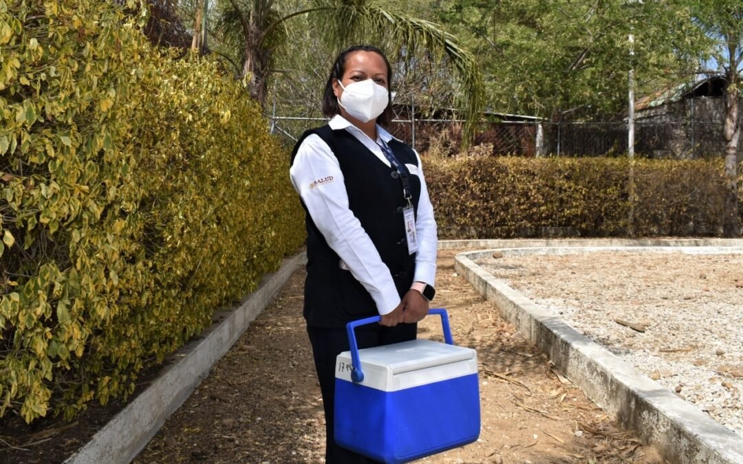 Rosalía, enfermera que pone en práctica sus habilidades por el bienestar de la población