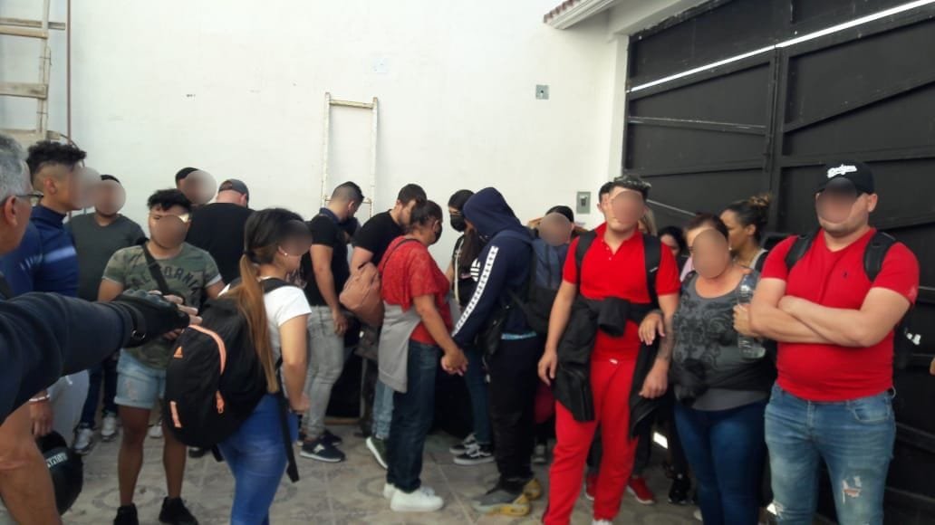 Tras operativo, Fiscalía General e INAMI aseguran a 53 migrantes de nacionalidad cubana, en Santa Cruz Xoxocotlán