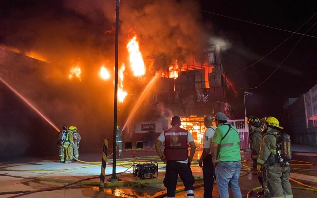 En coordinación, sofocan incendio en bodega de llantas sobre Símbolos Patrios: CEPCO