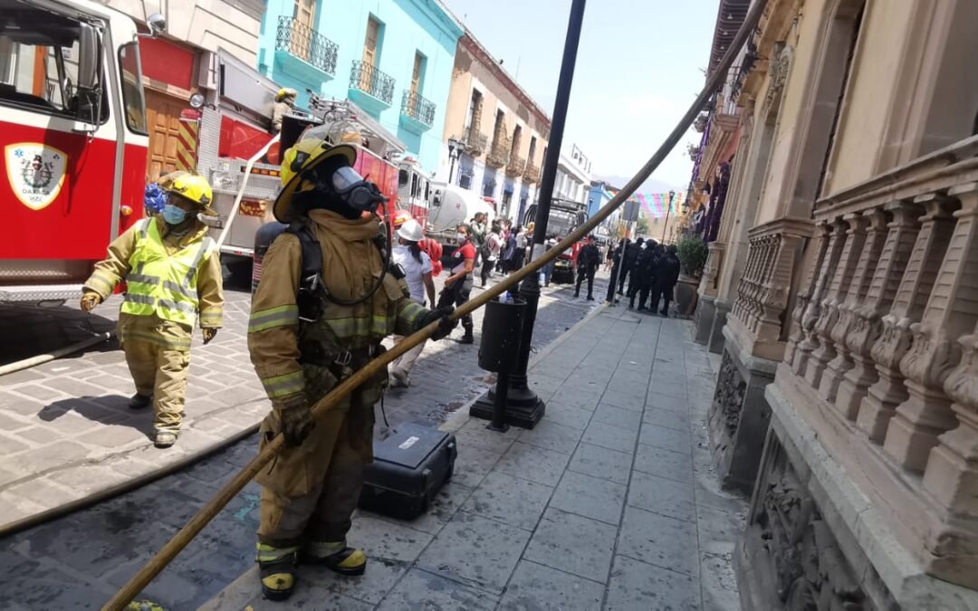 Rápida intervención de Bomberos del Estado y Protección Civil Municipal sofocan incendio en Hotel del Centro de Oaxaca: CEPCO