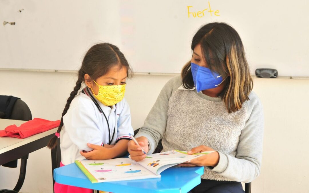 Felicita IEEPO a educadoras y educadores en su día