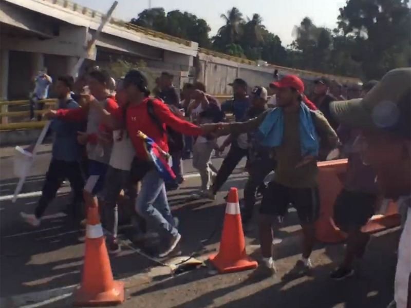 Reportan varios lesionados luego que caravana rompió cerco de GN en Chiapas