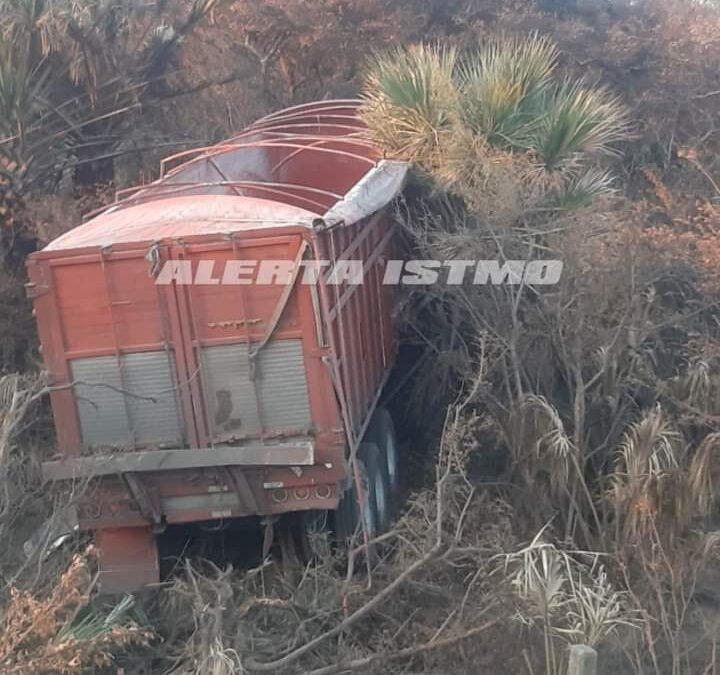 TRAILER TERMINA FUERA DE LA CINTA ASFÁLTICA EN EL TRAMO LA VENTA – LA VENTOSA