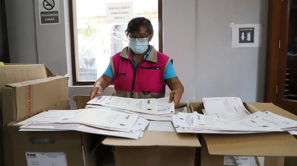 Funcionariado del IEEPCO e INE integran paquetes electorales