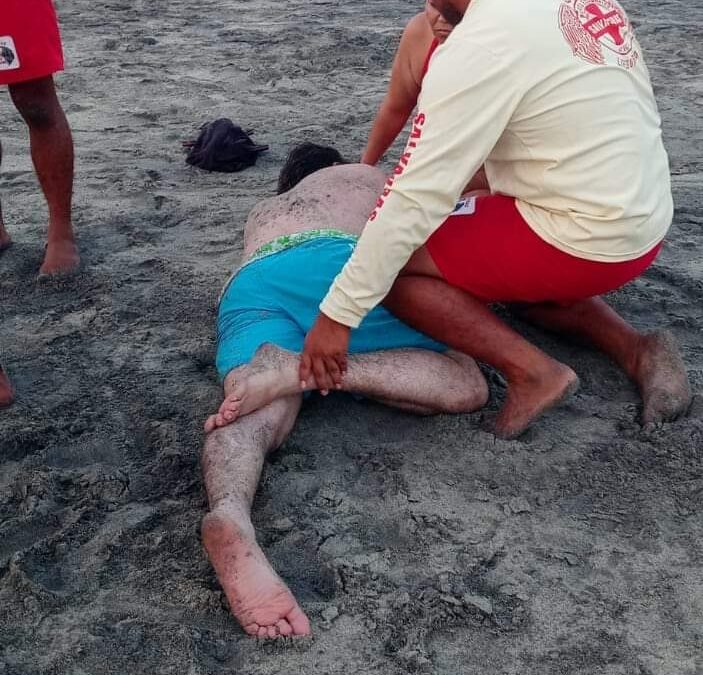 Rescate en Bahía de Puerto Escondido a un masculino en estado de ebriedad