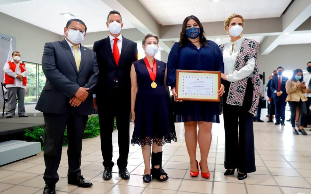 Entrega AMH nombramiento a María Antonieta Velásquez Chagoya, como nueva presidenta y delegada Estatal de la Cruz Roja Mexicana