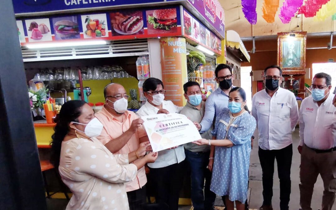 Entrega SSO certificado “Espacio libre de larvas”  al mercado 20 de Noviembre