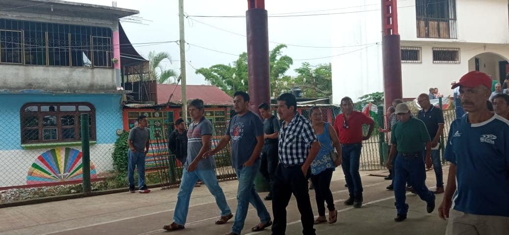 Exhiben pobladores de Pluma Hidalgo atraso en obras de reconstrucción y ocultamiento del edil en manejo de recursos federales