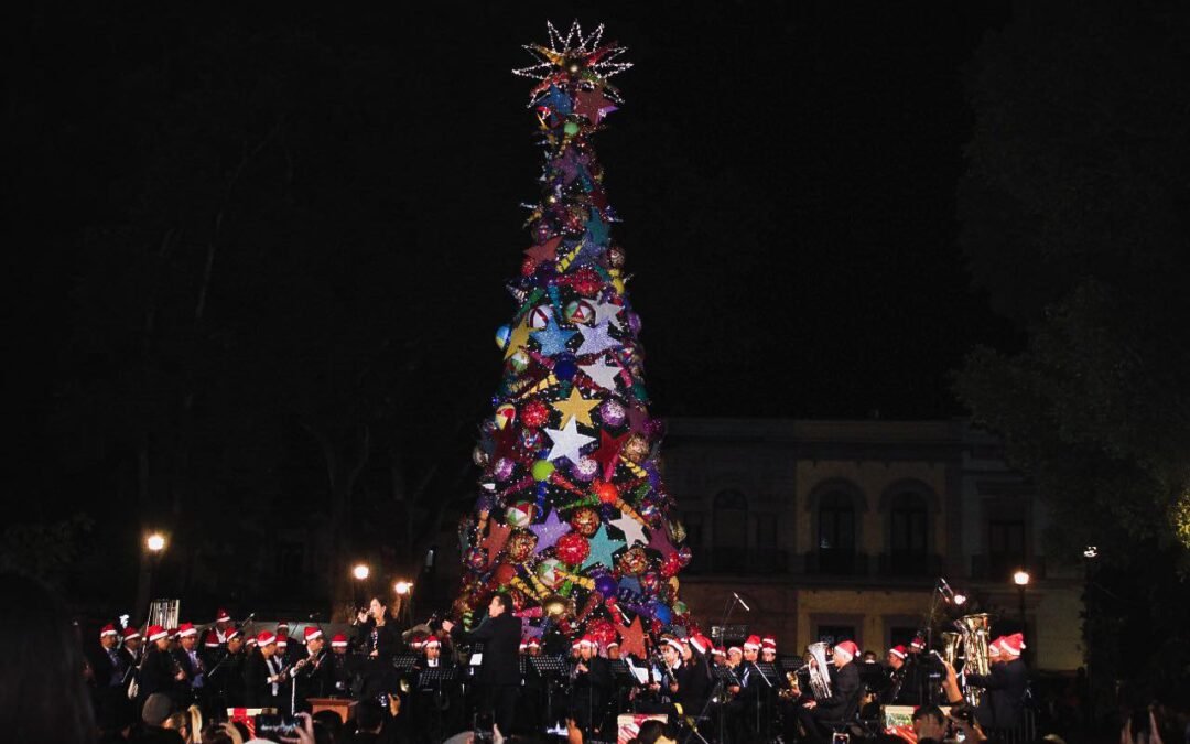 Con el encendido del “Árbol de la Regeneración de la Esperanza”, las familias oaxaqueñas viven el espíritu navideño