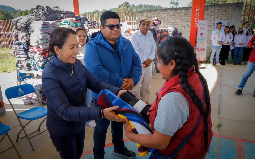 Habitantes de la Mixteca reciben prendas abrigadoras para enfrentar las bajas temperaturas del invierno