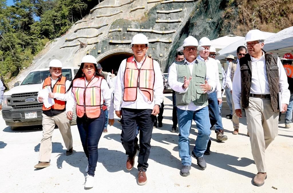 Supervisa Gobernador Salomón Jara obras de tramo carretero Barranca Larga- Ventanilla, de la autopista Oaxaca-Costa