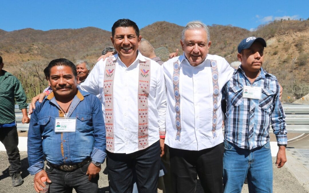 En su visita a Oaxaca, constata el Presidente Andrés Manuel López Obrador junto al Gobernador Salomón Jara Cruz, avances en la construcción de la Carretera Mitla-Tehuantepec